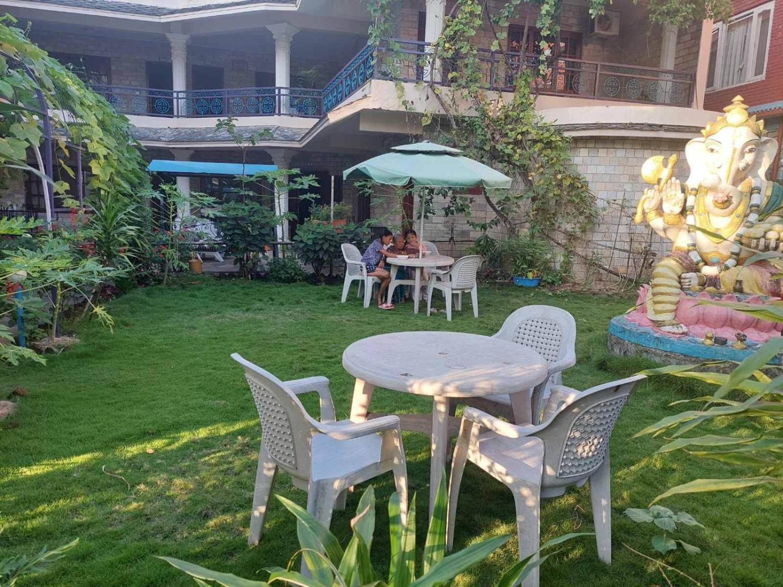 Blue Planet Lodge & Restaurant Pokhara Eksteriør billede